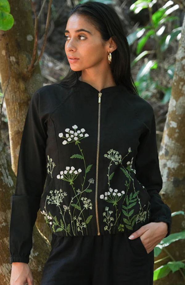 Jaket Bomber dengan Bordir Tangan yang Halus